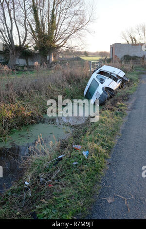 Dicembre 2018 - Old Ford van si è schiantato in un invaso il fosso di drenaggio vicino a Glastonbury nelle zone rurali del Somerset, Inghilterra. Foto Stock