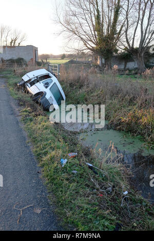 Dicembre 2018 - Old Ford van si è schiantato in un invaso il fosso di drenaggio vicino a Glastonbury nelle zone rurali del Somerset, Inghilterra. Foto Stock