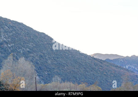 Un paesaggio del pre-Pirenei terre e montagne, con abete e pino foreste, sulla strada da Riglos per La Peña in inverno, Aragona, Spagna Foto Stock