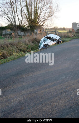 Dicembre 2018 - Old Ford van si è schiantato in un invaso il fosso di drenaggio vicino a Glastonbury nelle zone rurali del Somerset, Inghilterra. Foto Stock