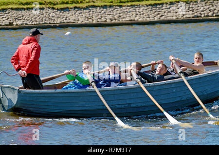 San Pietroburgo.la Russia. maggio.09.2018.fiume Neva.marinai competere su imbarcazioni a remi.Gli equipaggi delle barche sono costituiti da giovani e forti mariner .Il forte Foto Stock