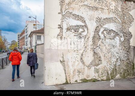 Francia, Parigi, Arte di strada del XIII distretto, incisione su una parete Château des Rentiers street dall'artista portoghese Vhils Foto Stock