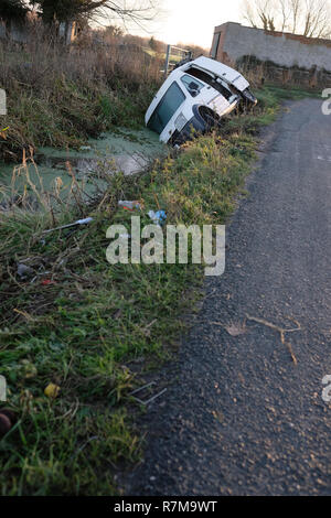 Dicembre 2018 - Old Ford van si è schiantato in un invaso il fosso di drenaggio vicino a Glastonbury nelle zone rurali del Somerset, Inghilterra. Foto Stock