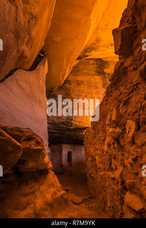 Il passaggio interno dietro un muro di difesa al Moon House rovina sul cedro Mesa, costruita dall'ancestrale popolo dei Pueblo e una volta parte di orsi orecchie Nazione Foto Stock