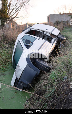 Dicembre 2018 - Old Ford van si è schiantato in un invaso il fosso di drenaggio vicino a Glastonbury nelle zone rurali del Somerset, Inghilterra. Foto Stock