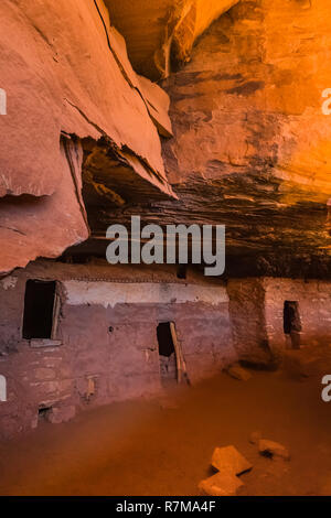 Il passaggio interno dietro un muro di difesa al Moon House rovina sul cedro Mesa, costruita dall'ancestrale popolo dei Pueblo e una volta parte di orsi orecchie Nazione Foto Stock