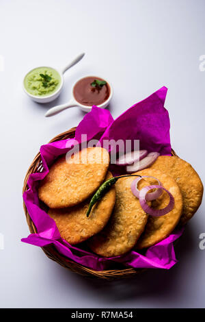 Shegaon o Kachori Rajasthani servita con chutney di verde e il ketchup Foto Stock