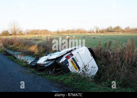 Dicembre 2018 - Old Ford van si è schiantato in un invaso il fosso di drenaggio vicino a Glastonbury nelle zone rurali del Somerset, Inghilterra. Foto Stock