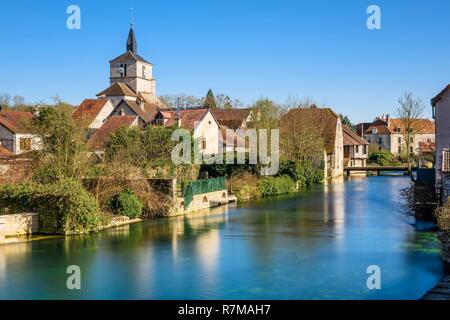 Francia, Cote-d'Or, Beze, Saint-Remi chiesa e il fiume a Beze Foto Stock