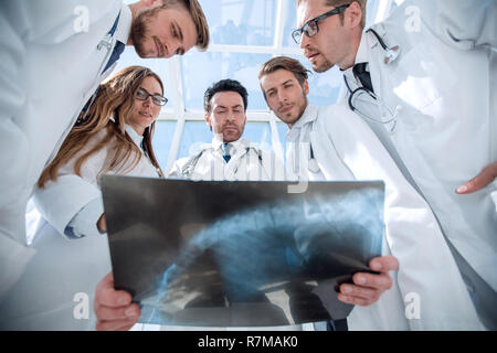 I colleghi medici guardare la x-ray del paziente Foto Stock