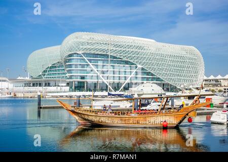 Emirati Arabi Uniti, Abu Dhabi Yas Island, la marina e Yas Viceroy Abu Dhabi hotel di lusso Foto Stock