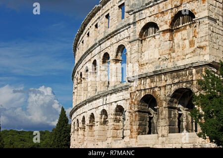 Vista esterna sulle pareti dell'anfiteatro romano di Pola, Croazia. Foto Stock