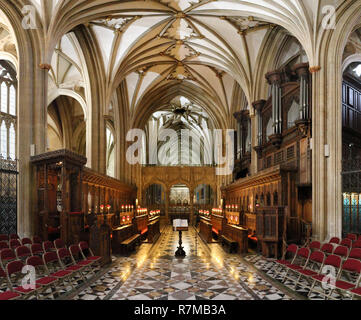 Il coro principale nella navata centrale della Cattedrale di Bristol, con sottolineato arco gotico le volte e le panche di legno nel sud ovest dell'Inghilterra, Regno Unito Foto Stock