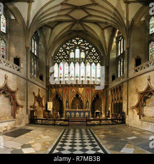 Cappella della Madonna con altare decorato nella Cattedrale di Bristol, con archi a sesto acuto e decorazioni in stile gotico nel sud ovest dell'Inghilterra, Regno Unito Foto Stock