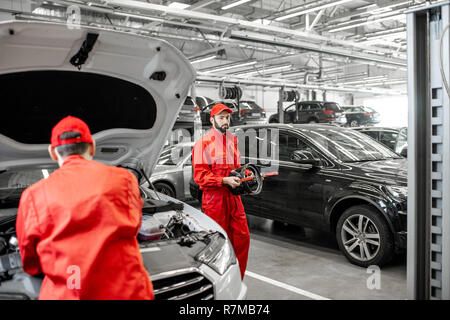 Utensili meccanici per auto di servizio e riparazione auto. Officina o  attrezzature di officina Foto stock - Alamy