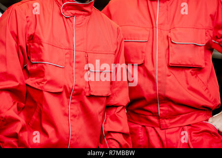 Close-up di un rosso divise di lavoro di meccanica automatica Foto Stock