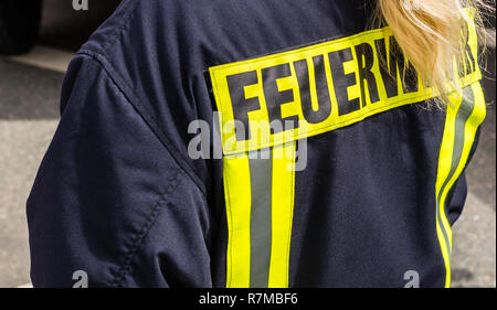 Firefighter donna in azione Foto Stock
