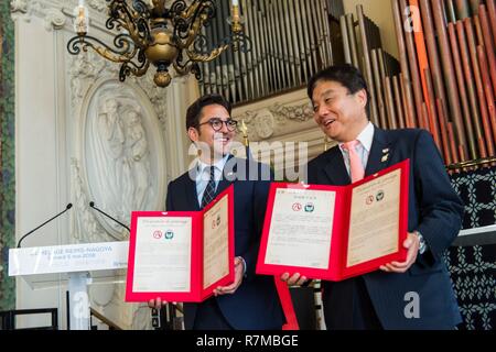 Francia, Marne, Reims, Arnaud Robinet e Takashi Kawamura, sindaci di Reims e Nagoya, che mostra la firma del gemellaggio tra le due città Foto Stock