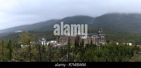 Alberta, Canada - 7 Ottobre 2018 : Il Fairmont Banff Springs Hotel nelle Montagne Rocciose Canadesi, il Parco Nazionale di Banff Foto Stock