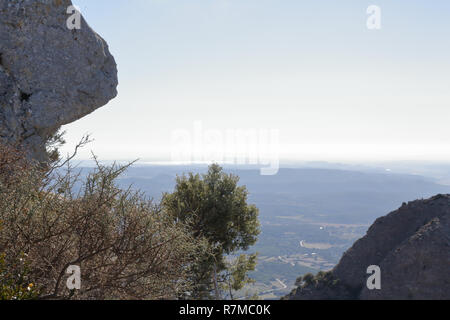 Un paesaggio del pre-Pirenei terre come visto dal Mirador del punto di vista Bentuso nel Mallos de Riglos picchi di montagna durante il periodo invernale in Aragona, Spagna Foto Stock