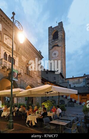 L'Italia, Lombardia, Bergamo, la città alta (superiore City), la Piazza Vecchia, Ragione Palace e il Campanone o torre Civica Foto Stock