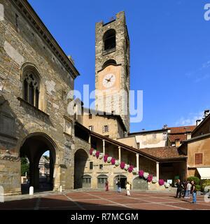 L'Italia, Lombardia, Bergamo, la città alta (superiore City), la Piazza Vecchia, Ragione Palace e il Campanone o torre Civica Foto Stock