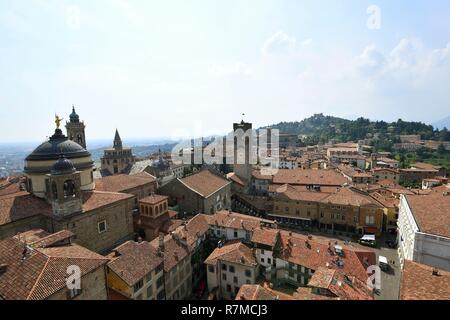 L'Italia, Lombardia, Bergamo, la città alta (superiore City), visto dalla Torre di gomito sul Duomo e la Cappella Colleoni (Cappella Colleoni) e il Campanone o torre Civica Foto Stock