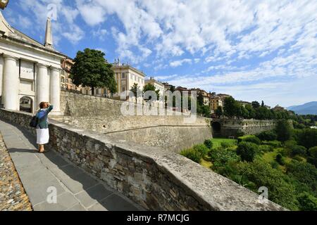 L'Italia, Lombardia, Bergamo, panoramica sulla città alta (superiore City), le mura della città e Santo Giacomo gate (St James Gate) Foto Stock