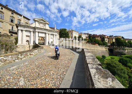 L'Italia, Lombardia, Bergamo, panoramica sulla città alta (superiore City), le mura della città e Santo Giacomo gate (St James Gate) Foto Stock