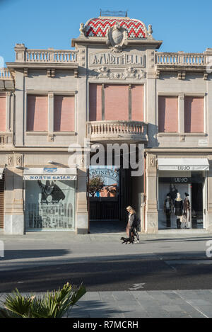 Tipica Locale in stile modernista lungo la promenade safront, la passeggiata. Bagni Martinelli Foto Stock