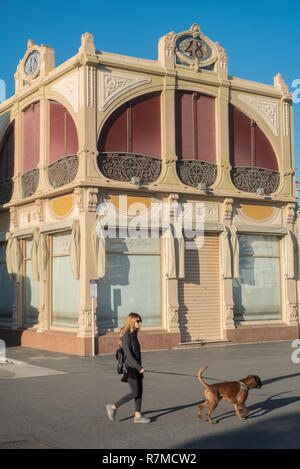 Tipica Locale in stile modernista lungo la promenade safront, la paseggiata. Duilio 48 Foto Stock