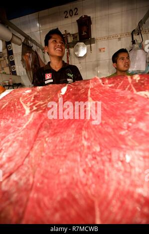 Messico, Stato di Oaxaca, Oaxaca, grigliate di carne venditore sul mercato Foto Stock