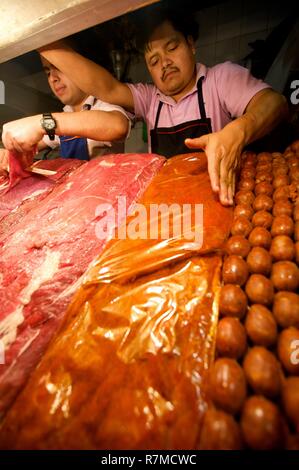 Messico, Stato di Oaxaca, Oaxaca, grigliate di carne venditore sul mercato Foto Stock