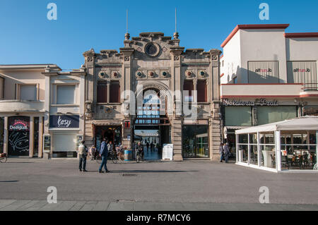 Tipica Locale in stile modernista lungo la promenade safront, la passeggiata. Bagni Balena Foto Stock