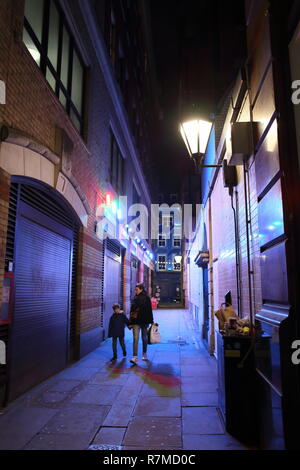 Donna e bambino walkiing vicolo giù in Carnaby Street, Soho, London, England, Regno Unito Foto Stock