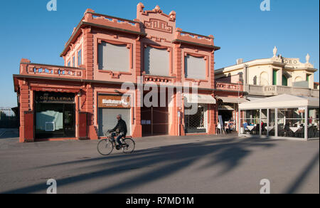 Tipica Locale in stile modernista lungo la promenade safront, il Paseeeggiata. Arsella house Foto Stock