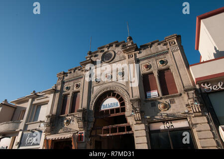 Tipica Locale in stile modernista lungo la promenade safront, la passeggiata. Bagni Balena Foto Stock