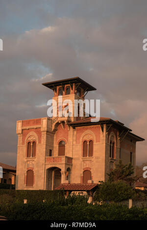 Tipica Locale in stile modernista lungo la promenade safront, la passeggiata. Foto Stock