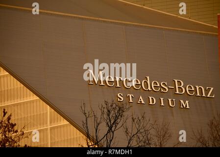 Vista aerea Mercedes-Benz Stadium, sito football Super Bowl LIII 2019, home i falchi, skyline al tramonto, fiore di loto, ad Atlanta, Georgia, Stati Uniti d'America Foto Stock