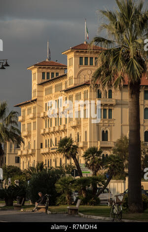 Tipica Locale in stile modernista lungo la promenade safront, la passeggiata. Excelsior Hotel Foto Stock