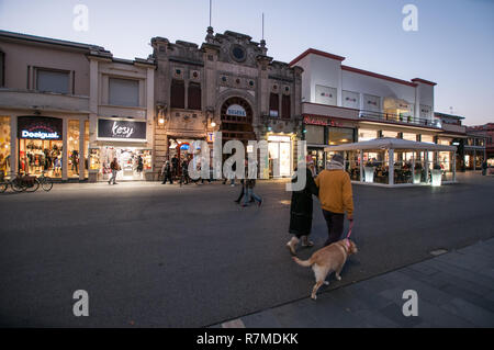 Tipica Locale in stile modernista lungo la promenade safront, la passeggiata. Bagni Balena Foto Stock