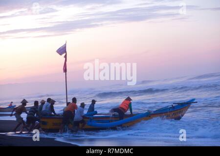 Indonesia, Java, Java Centrale, Yogyakarta, la partenza di pescatori sulla spiaggia di Depok Foto Stock