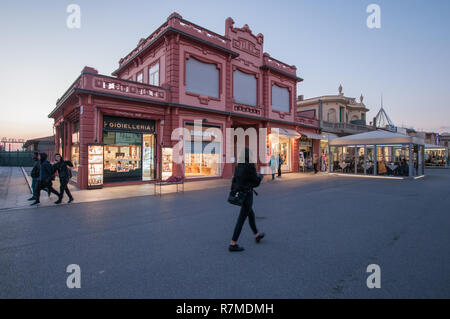 Tipica Locale in stile modernista lungo la promenade safront, la passeggiata. Arsella house Foto Stock