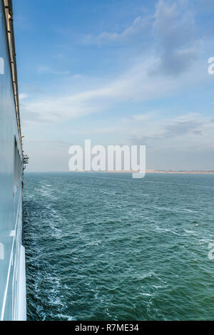 Canale in inglese sul mare verso Calais Harbour mentre si viaggia sulla rotta da Dover a Calais traghetto, Francia Foto Stock