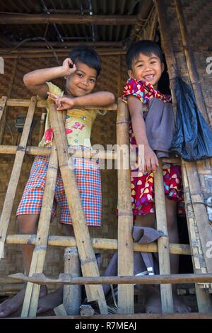 Myanmar, Stato Shan, Taunggyi distretto, Myay Ni Kone, i bambini a casa Foto Stock