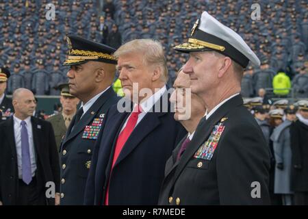 U.S presidente Donald Trump, seconda a sinistra, si distingue per la riproduzione dell' inno nazionale prima di iniziare la 119Army Navy game al Lincoln Financial Field Dicembre 8, 2018 a Philadelphia, Pennsylvania. In piedi con il presidente da sinistra a destra sono: West Point Soprintendente Lt. Gen. Darryl Williams, il Segretario alla difesa James Mattis e Accademia Navale Sovrintendente Vice Ammiraglio Ted Carter Jr. Foto Stock