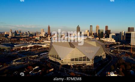 Vista aerea Mercedes-Benz Stadium, sito football Super Bowl LIII 2019, home i falchi, skyline al tramonto, fiore di loto, ad Atlanta, Georgia, Stati Uniti d'America Foto Stock