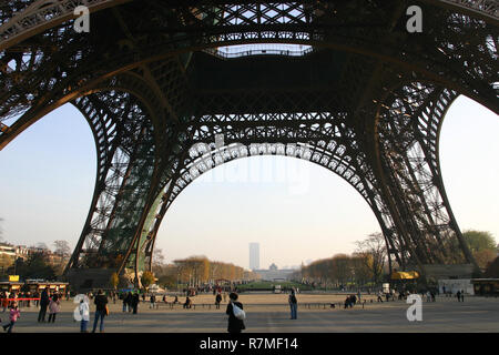 Vista di archi da sotto la Torre Eiffel a Parigi. Foto Stock