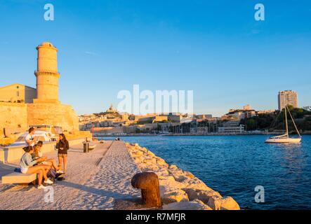 Francia, Bouches du Rhone, Marsiglia, l'ingresso al porto vecchio con il Fort Saint Jean Foto Stock
