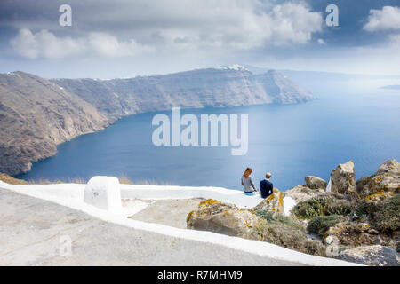 Giovane ammirando vista panoramica dell'isola di Santorini, Grecia Foto Stock